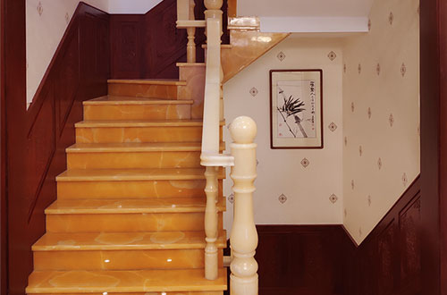 日土中式别墅室内汉白玉石楼梯的定制安装装饰效果